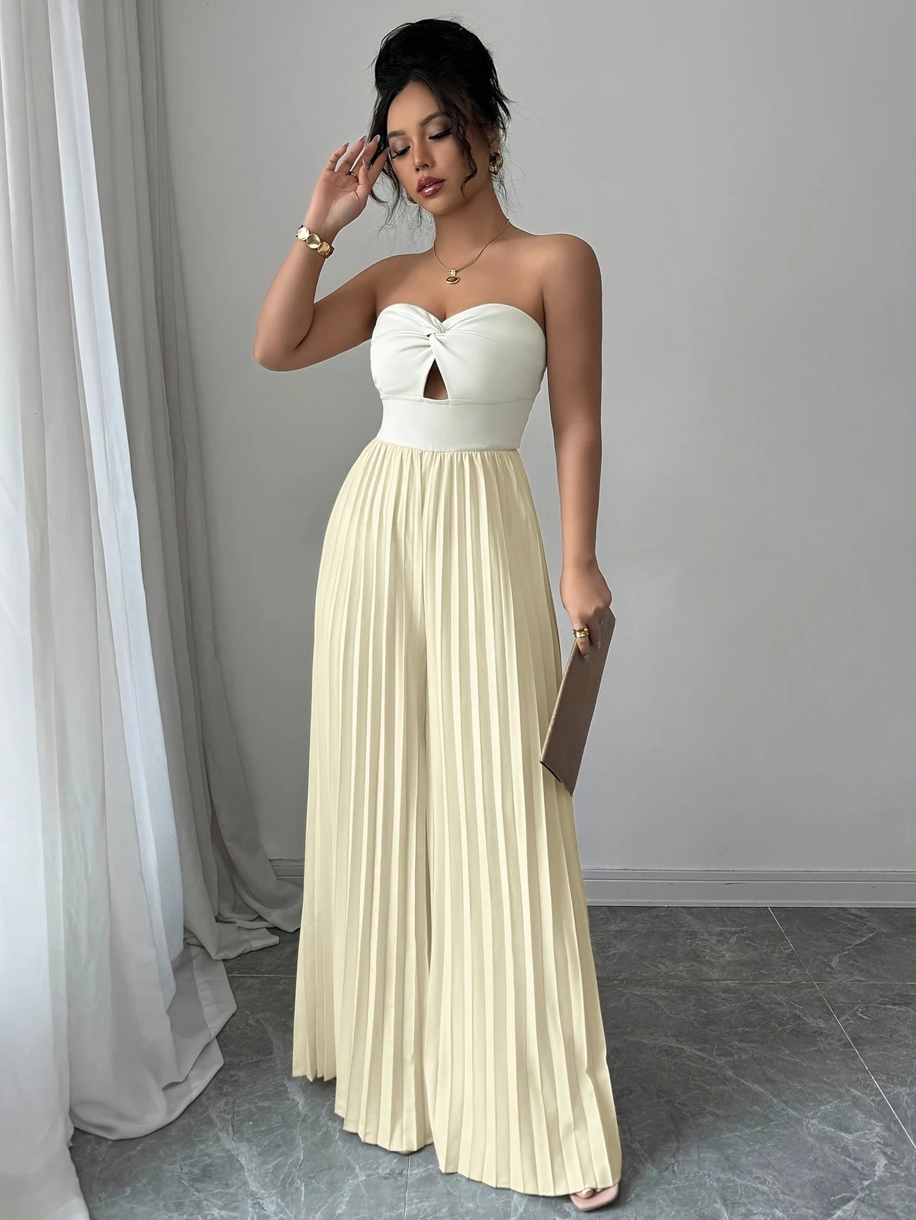 Amelia | Trägerloser Jumpsuit mit Twist-Detail und Faltenhose