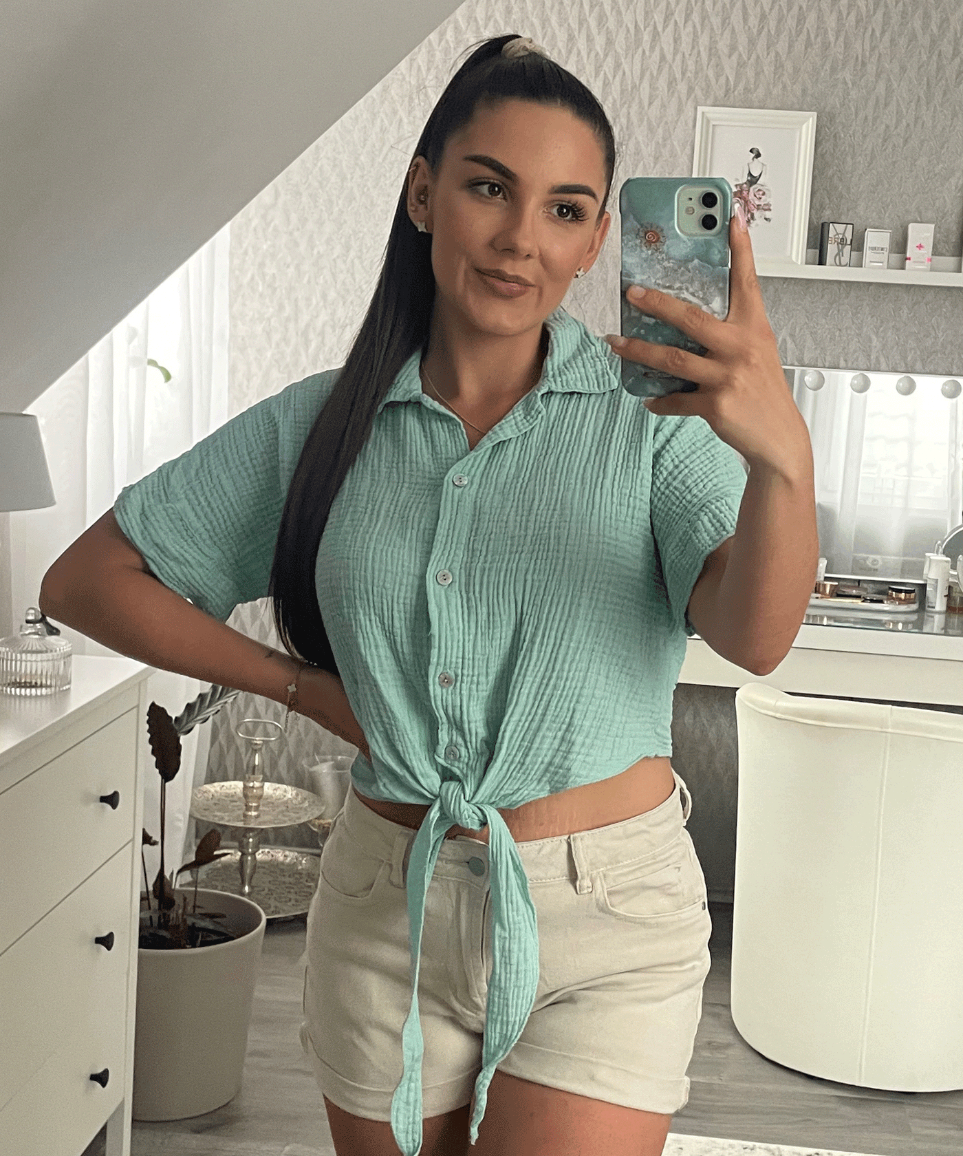 Elegantes mintfarbenes T Shirt mit leichter Raffinesse für Frauen