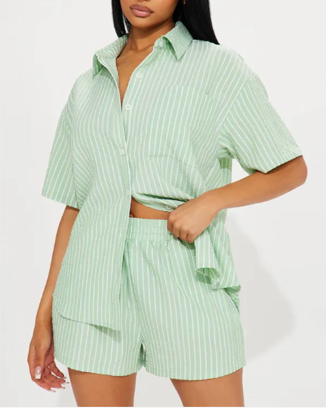 Lässiges zweiteiliges Set mit weißen Streifen und kurzen Ärmeln für Frauen