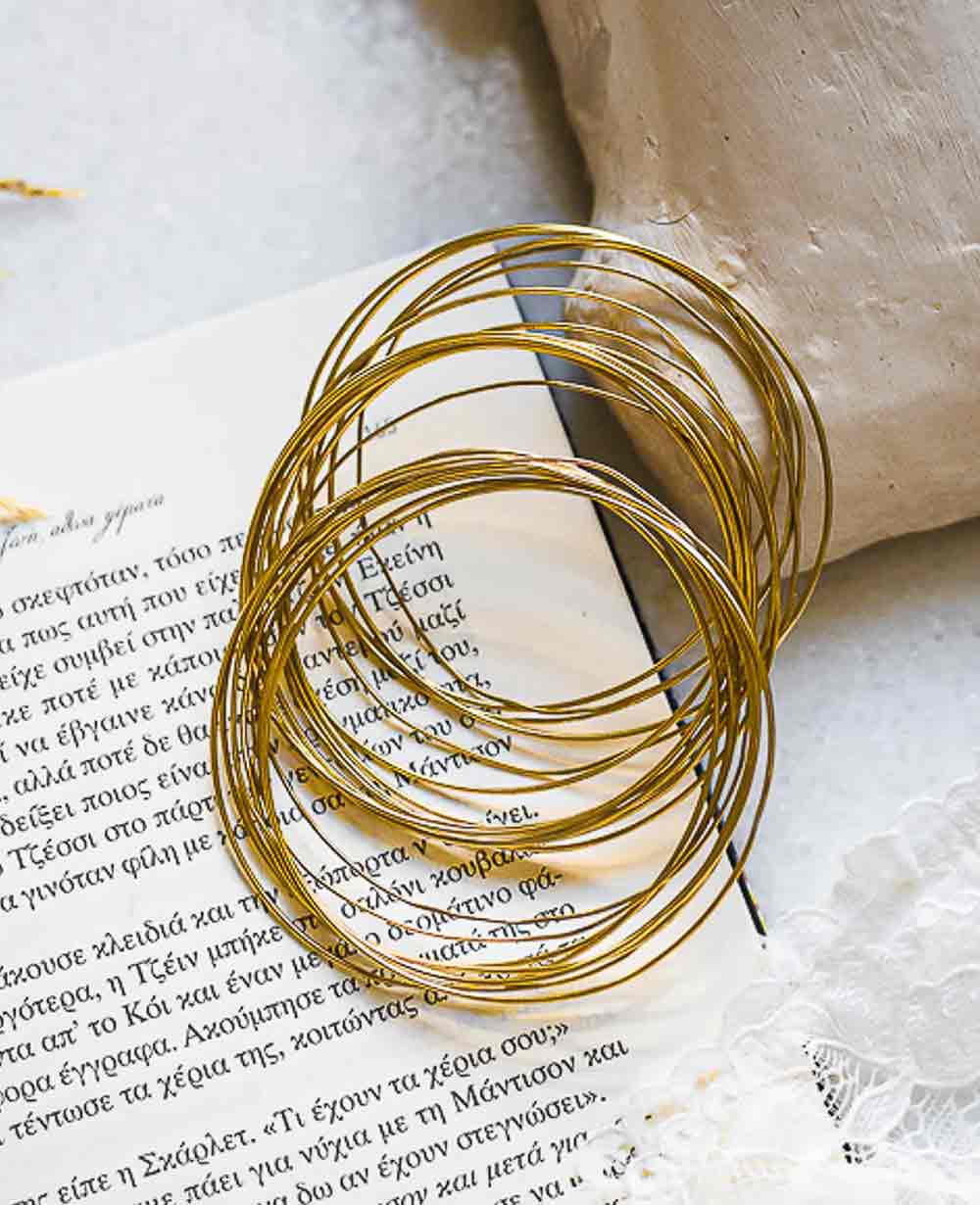 Goldfarbenes Armband mit strukturierter Oberfläche für Damen