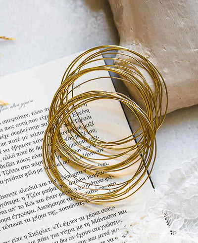 Goldfarbenes Armband mit strukturierter Oberfläche für Damen