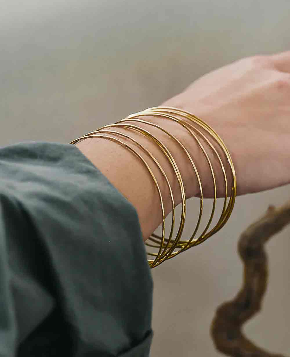 Goldfarbenes Armband mit strukturierter Oberfläche für Damen