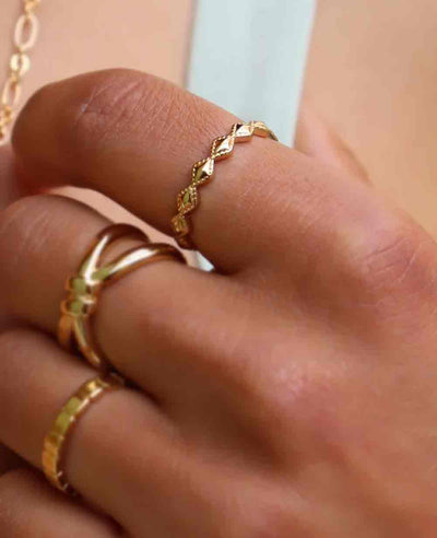 Goldfarbener Ring mit Skulpturalem Design Für Frauen