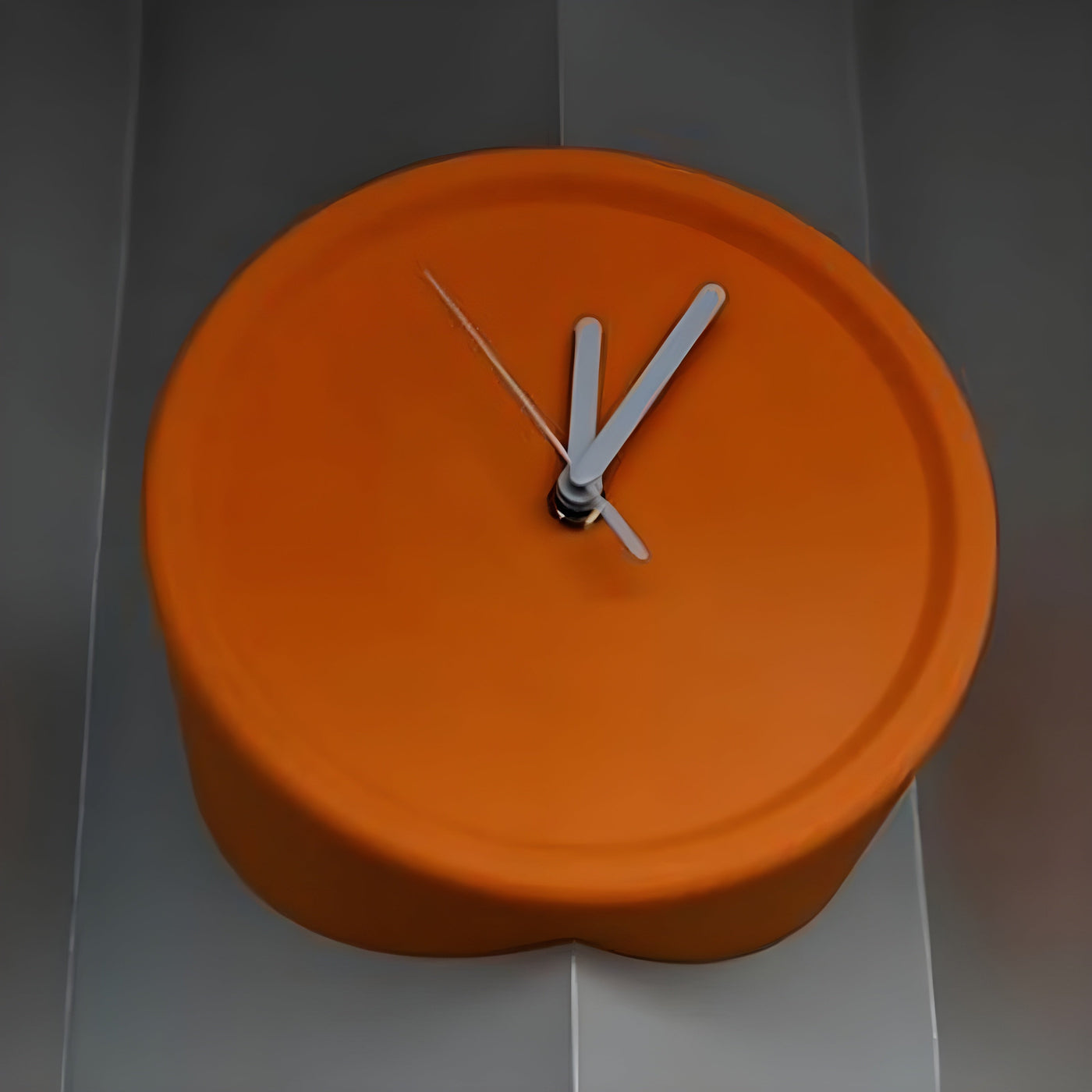 TimelessSphere Clock – Dekorative Eck-Wanduhr