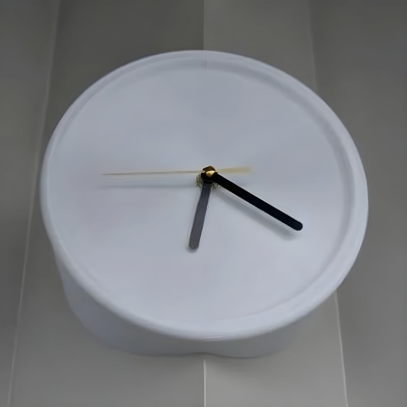 TimelessSphere Clock – Dekorative Eck-Wanduhr