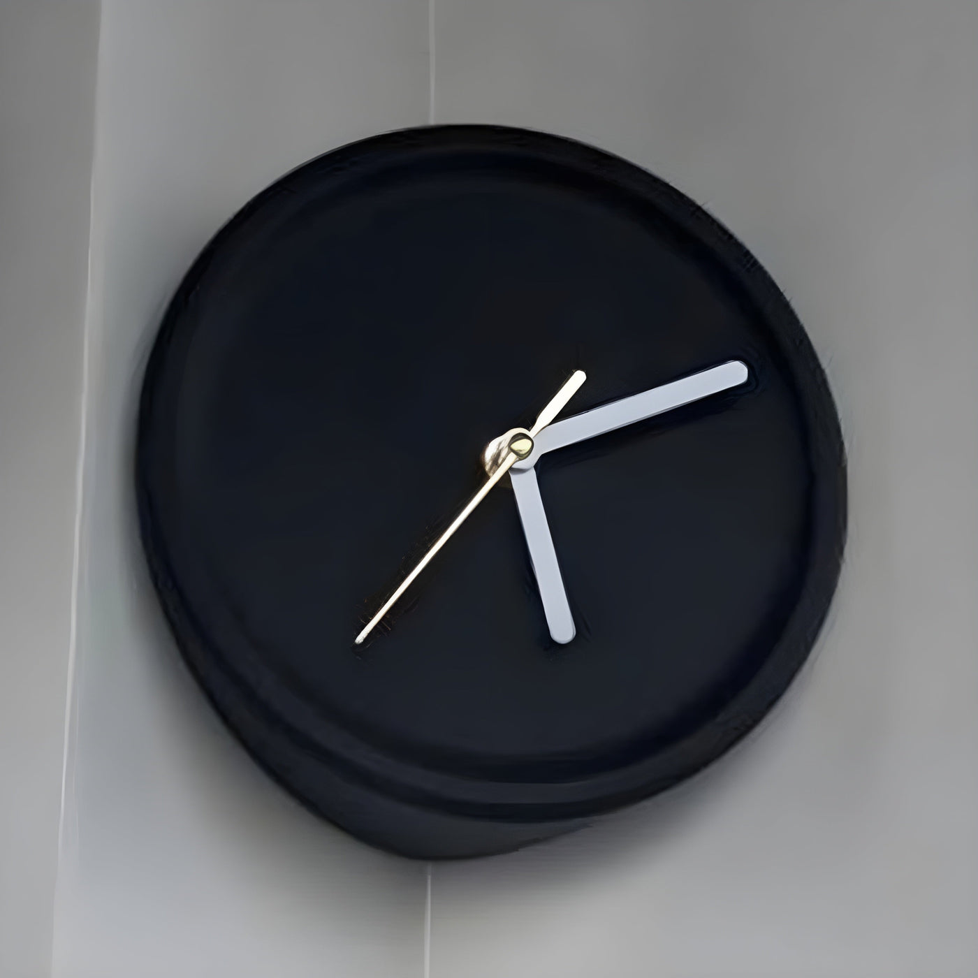 TimelessSphere Clock – Dekorative Eck-Wanduhr