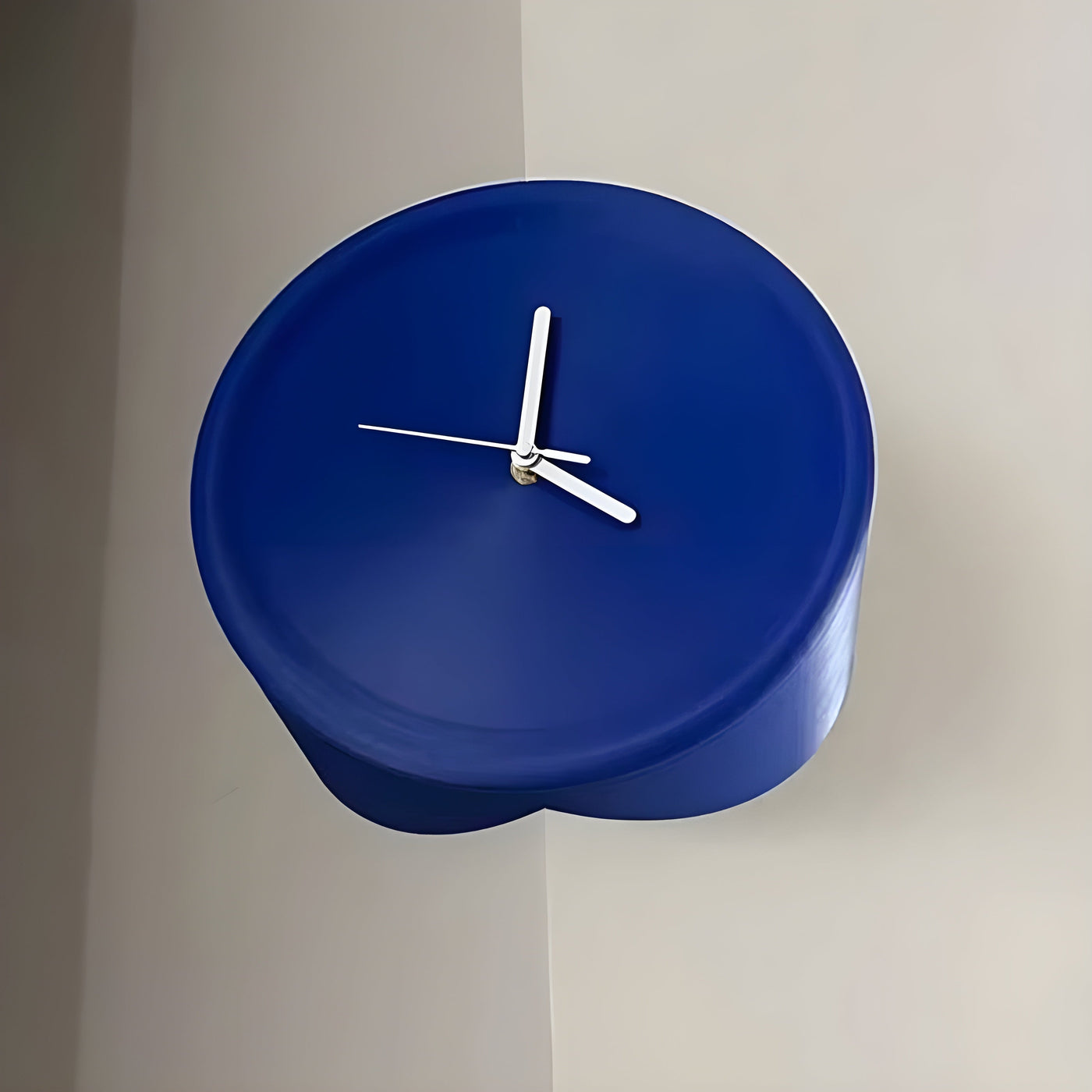 TimelessSphere Clock – Dekorative Eck-Wanduhr