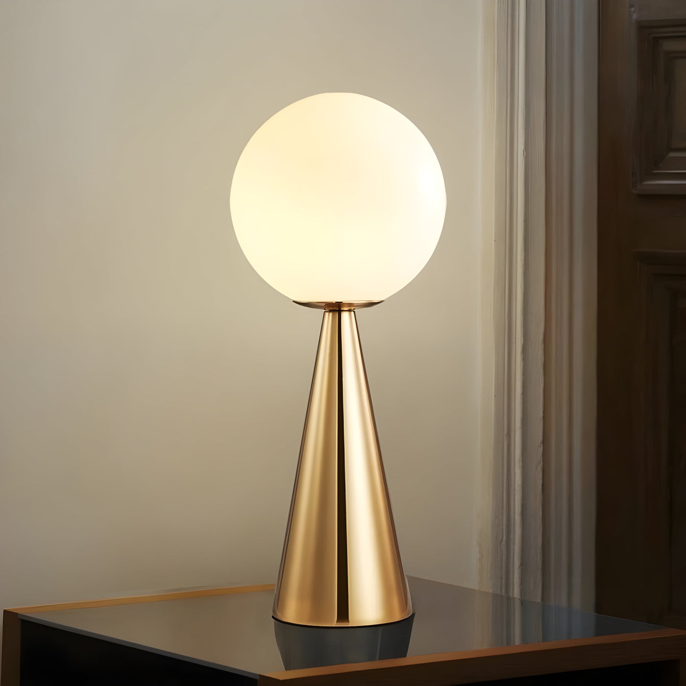 LuxeCone Light - Dekorative Kegelleuchte aus Goldglas