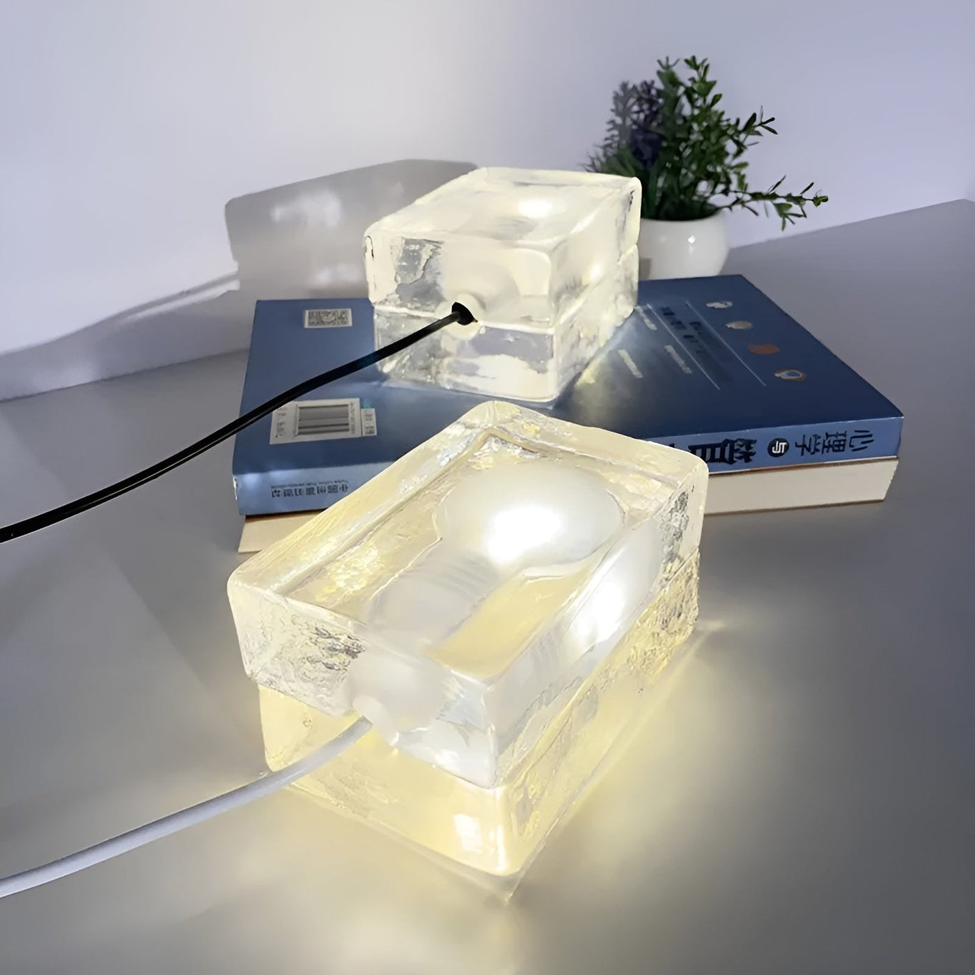 IceLuxe Light – Minimalistische Eiswürfel-LED-Glaslampe