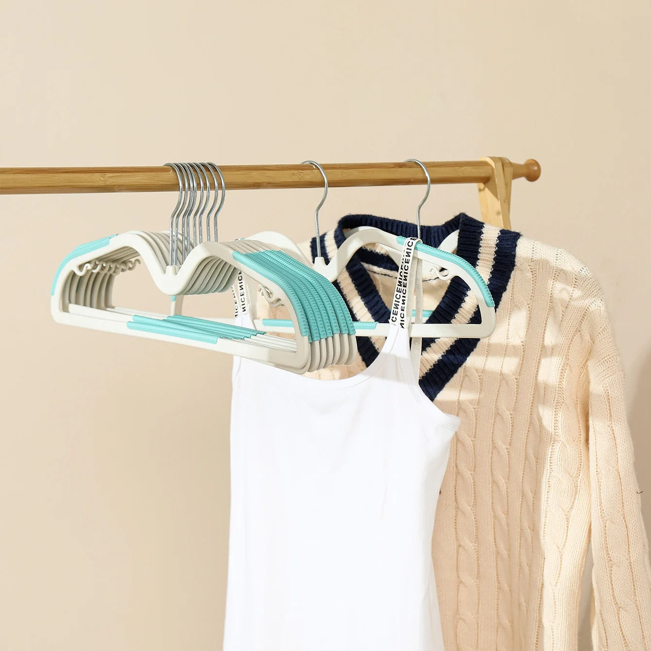 HangWise Hanger – Platzsparender Rutschfester Kleiderbügel aus Kunststoff