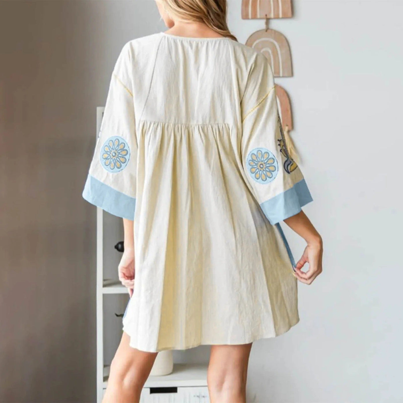 Avery - Kleid mit V-Ausschnitt und bedruckten Blumenärmeln