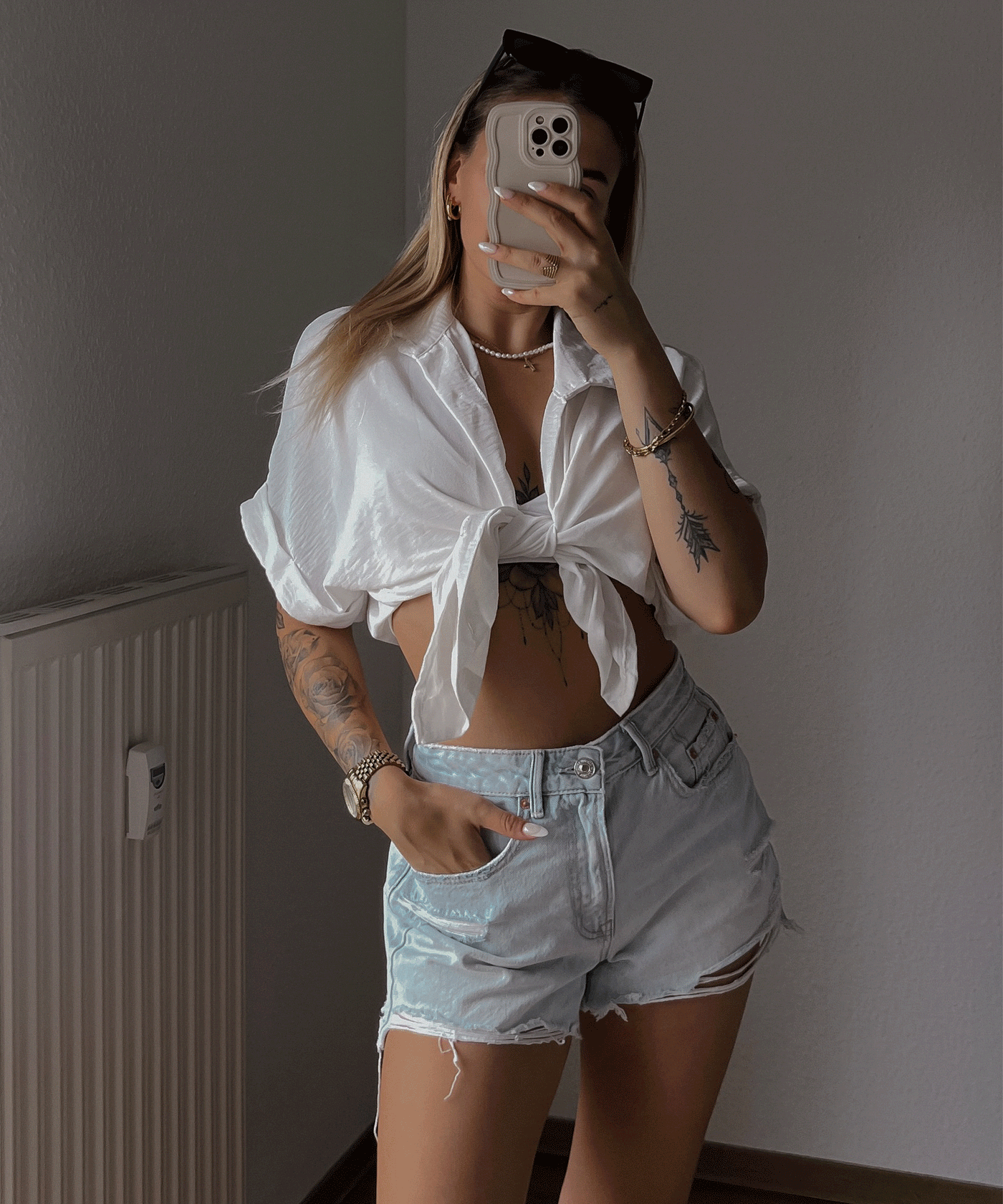 Klassisches weißes T Shirt mit müheloser Vielseitigkeit für Frauen