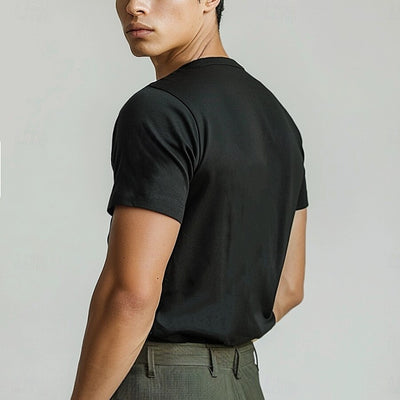 Minimalistisches einfarbiges T-Shirt