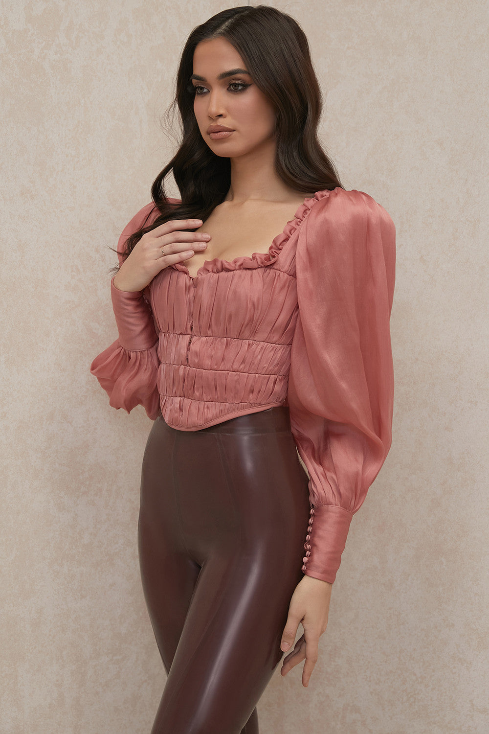 Rougefarbenes Organza Korsett mit dramatischen Rüschen für Frauen