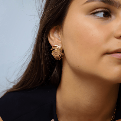 Elegante goldene Blatt Ohrringe mit zeitloser Anmut für Damen