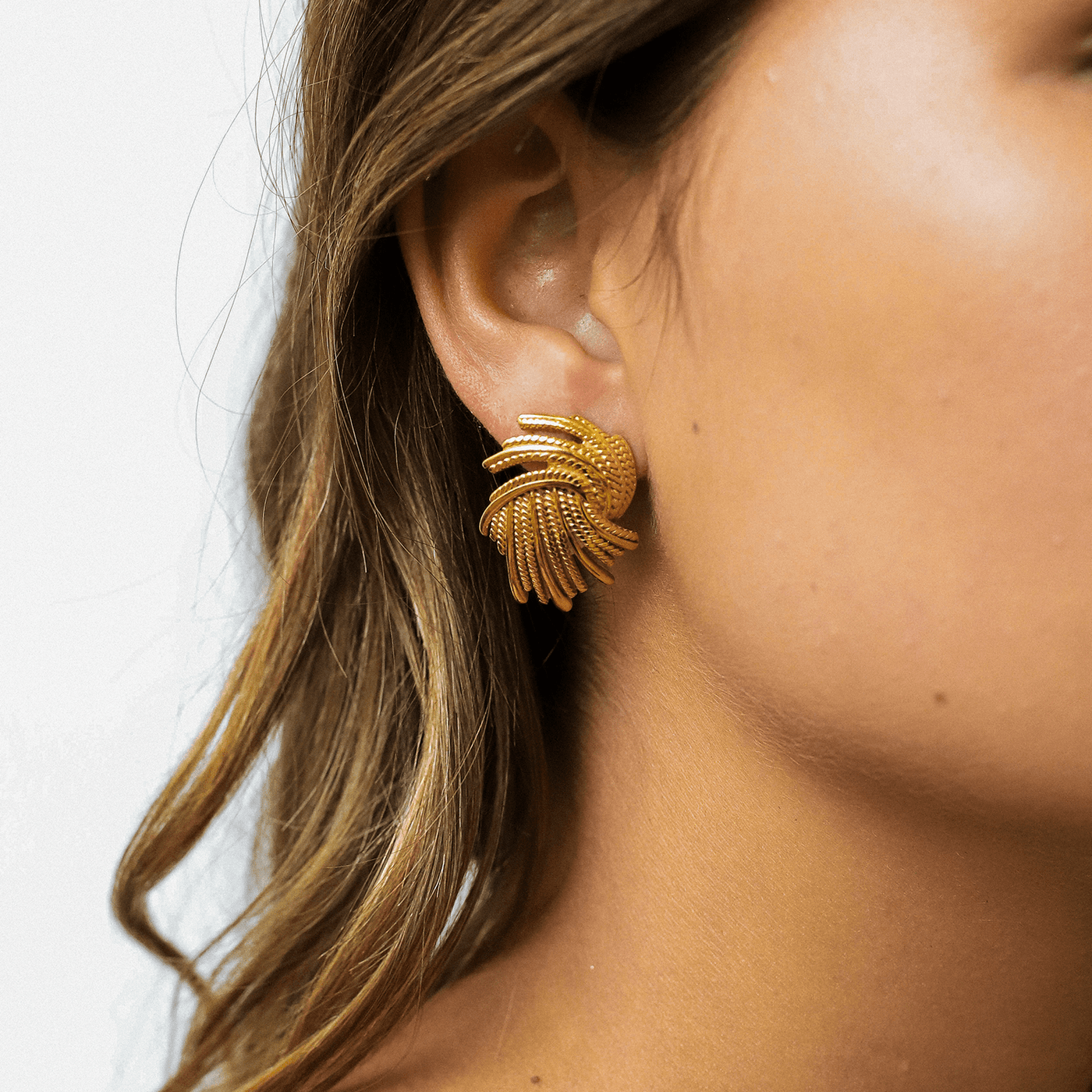 Elegante goldene Blatt Ohrringe mit zeitloser Anmut für Damen