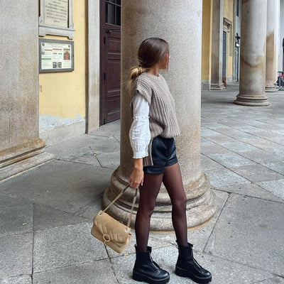 Damen-Kunstleder-Shorts mit eleganten Zierleisten