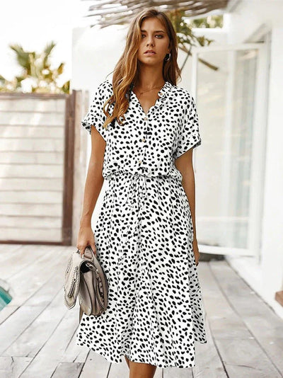 Rosea Kleid mit V-Ausschnitt und Rüschen