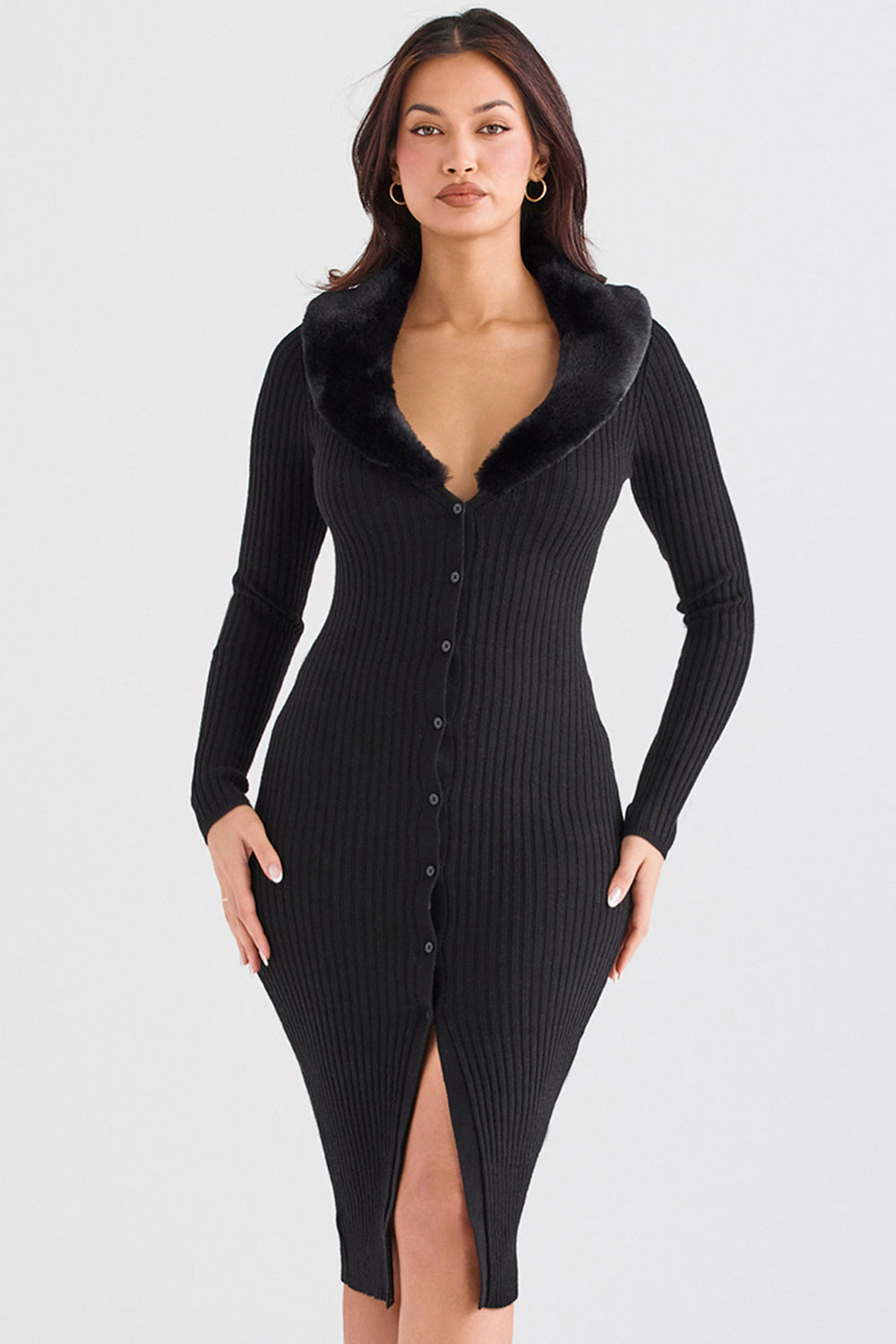 Schwarzes Kleid mit Kunstfellbesatz und stilvollem Kontrast für Frauen