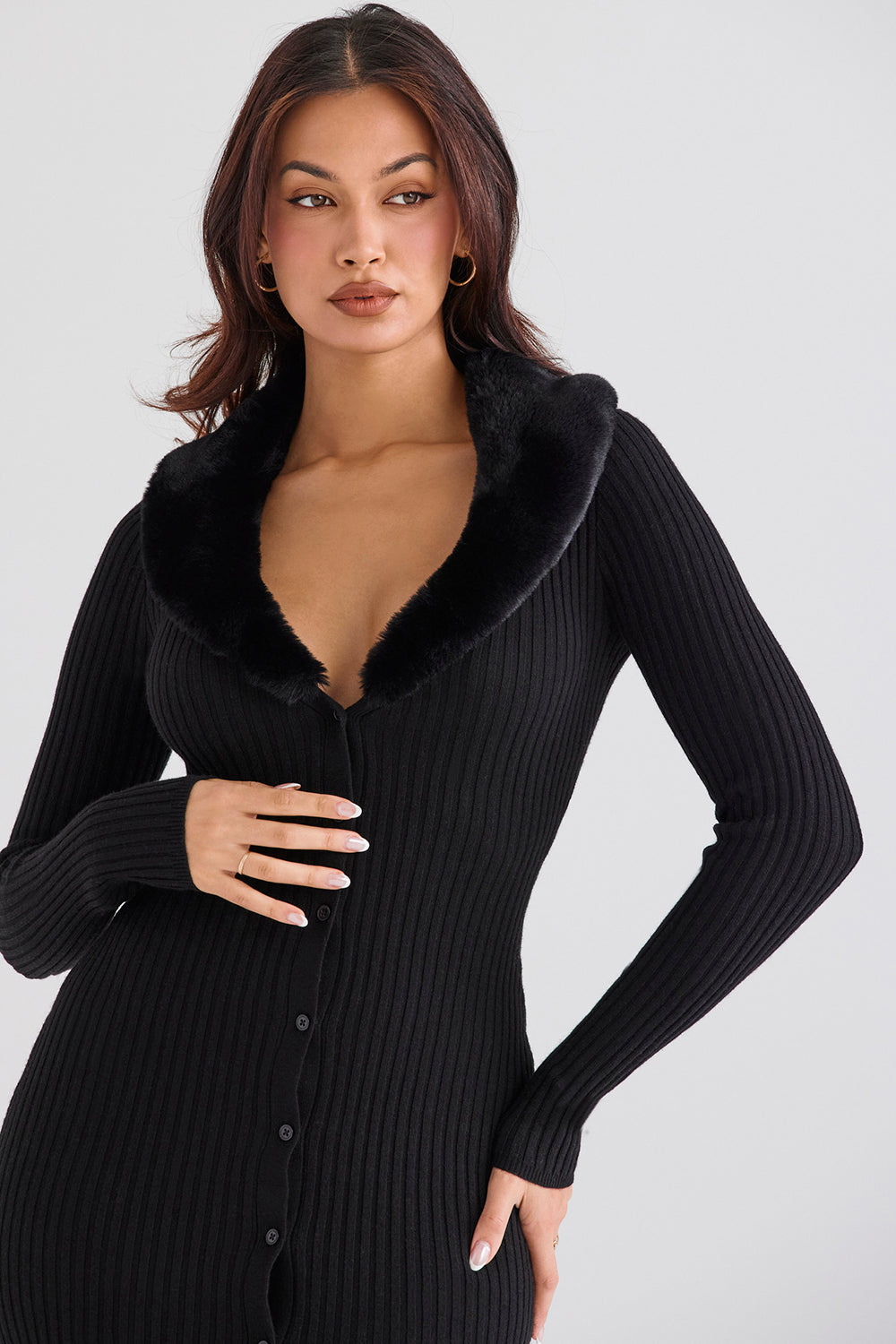 Schwarzes Kleid mit Kunstfellbesatz und stilvollem Kontrast für Frauen