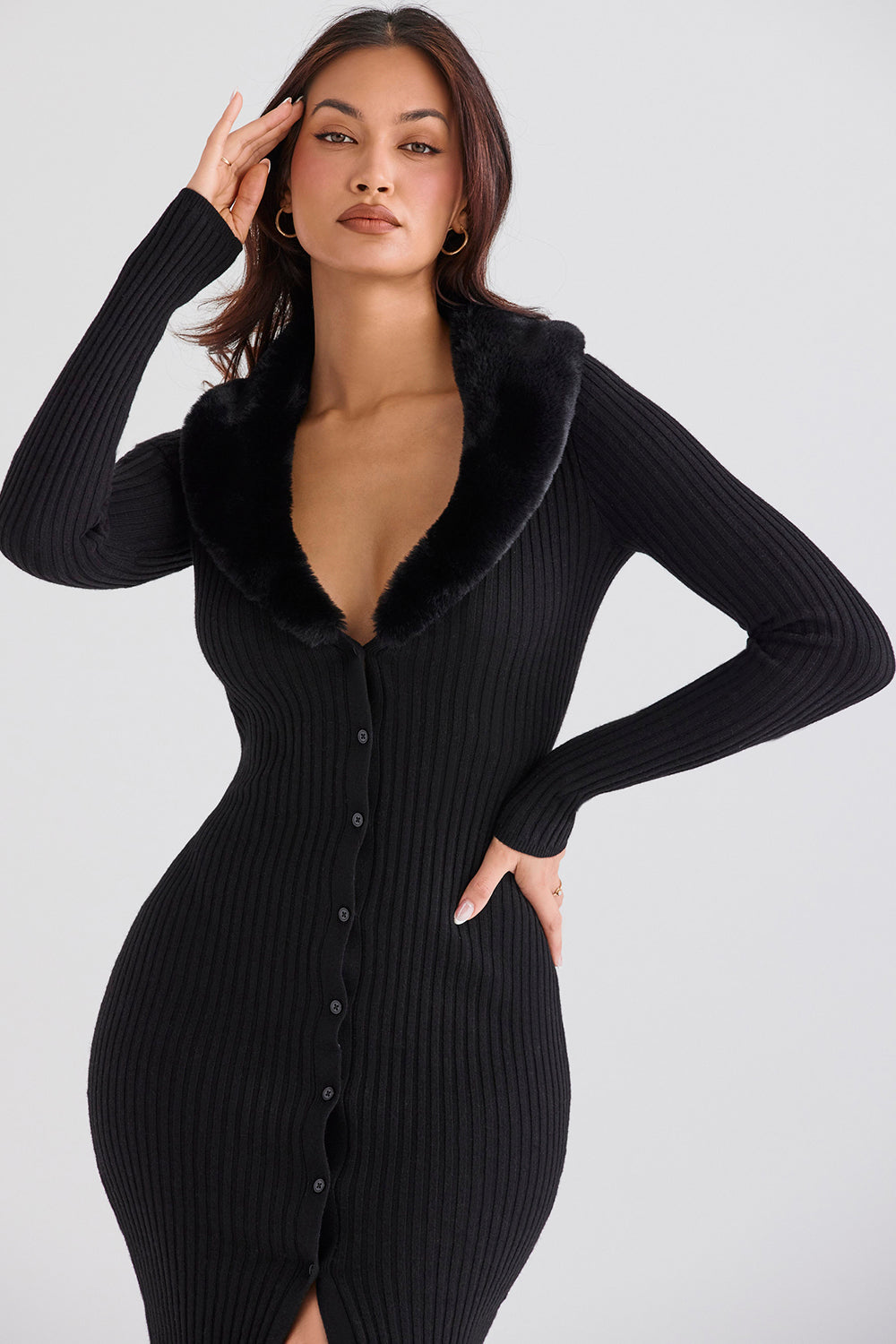 Schwarzes Kleid mit Kunstfellbesatz und stilvollem Kontrast für Frauen